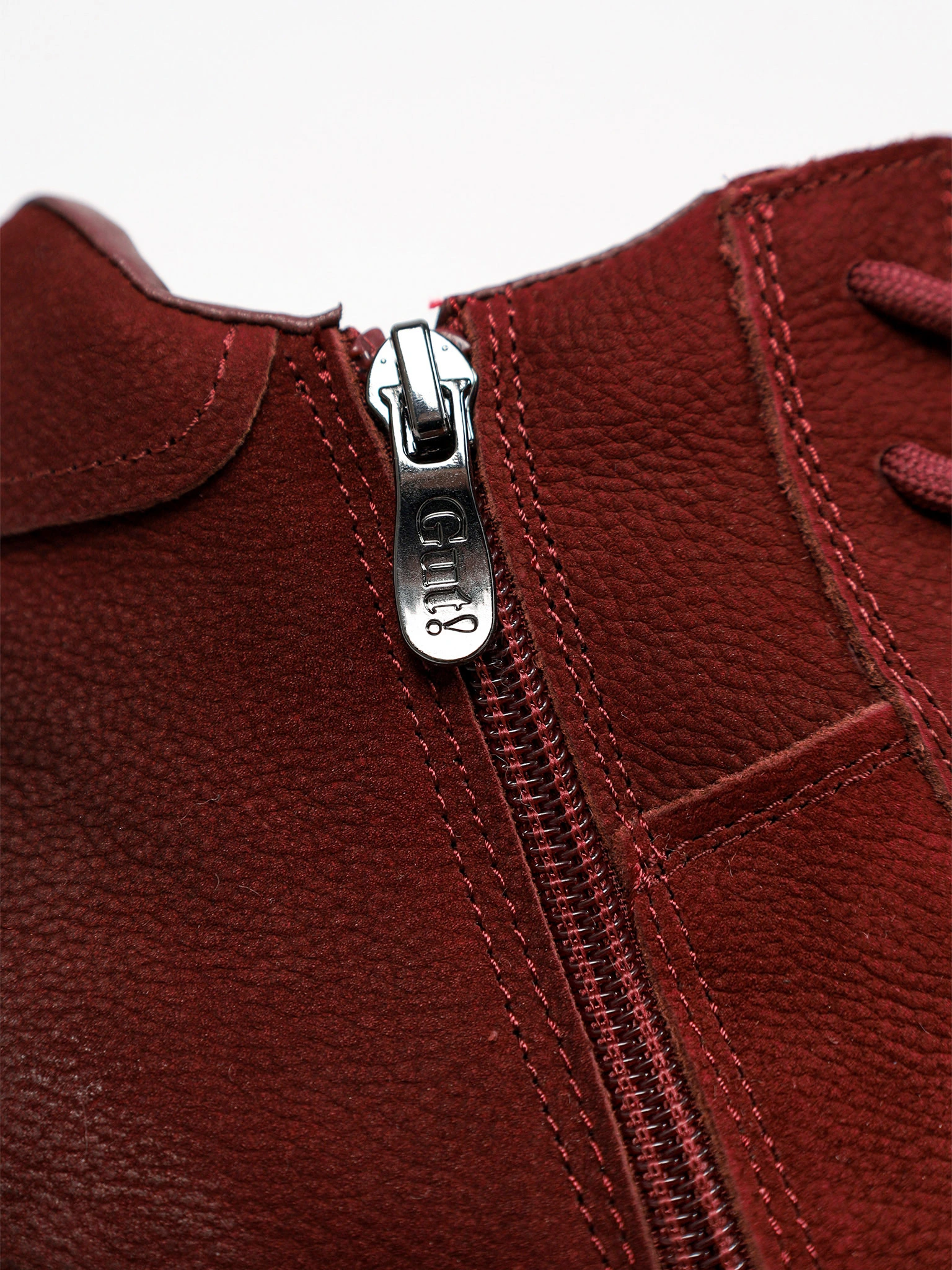 Кроссовки бордового цвета на рельефной подошве